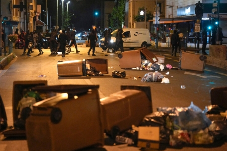 Protestierer blockieren eine Straße mit Mülleimern in Colombes, außerhalb von Paris