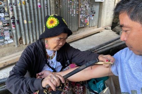 Traditionen / Tattoo-Kunst mit 106 Jahren: zu Besuch bei Vogue-Covergirl Whang-Od