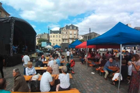 Trotz anhaltendem Nieselregen hatten viele Musikliebhaber den Weg nach Esch gefunden