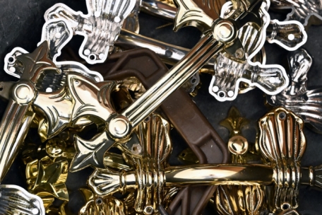 Vor dem Verbrennen werden Metall- und Plastikteile von den Särgen entfernt.