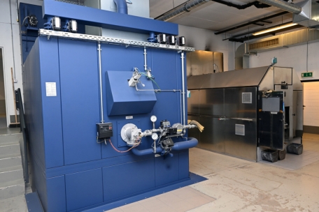 Neuer (l.) und alter Ofen 