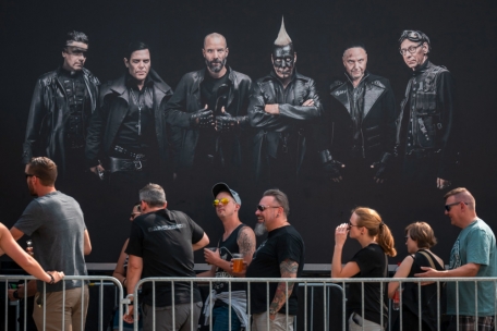 Rammsteinfans stehen Schlange unter einem Bandfoto vor einem Konzert in Bern