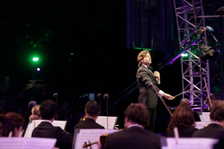 Besser geeignet für ein Open-Air-Konzert: die klanglich üppige Rosenkavalier-Suite von Richard Strauss, die Chefdirigent Gustavo Gimeno und die Musiker des OPL hervorragend umzusetzen vermochten