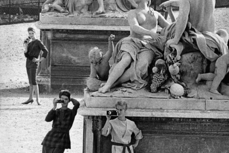 Frank Horvat, Place de la Concorde, Paris, pour Jardin des Modes, 1958, tirage argentique moderne<br />
