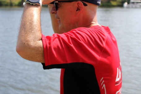 Stéphane Cesari, Präsident des nationalen Ruderverbandes, hält im Zielbereich gespannt Ausschau nach den ersten Booten