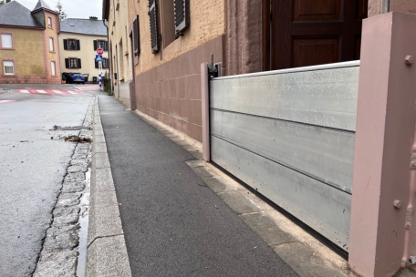 Vorbeugung, damit das Wasser nicht in die Häuser dringen kann, in Vichten