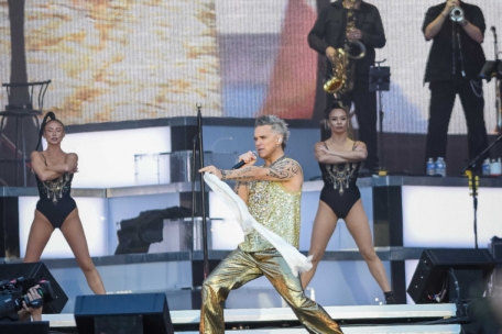 Glam-Outfit: Robbie Williams’ Konzert ist Zeitreise und Selbsttherapie zugleich – die Songs bleiben dabei etwas auf der Strecke