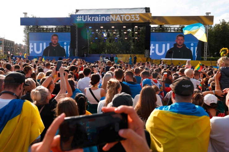 Litauen / Ein Präsident in Blau und Gelb: Selenskyj hält umjubelte Rede in Vilnius