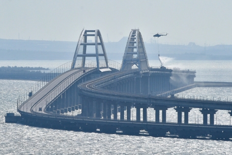 Im Oktober 2022 haben eine Explosion und ein schwerer Brand die Krim-Brücke zwischen Russland und der von Moskau annektierten Schwarzmeer-Halbinsel schwer beschädigt.