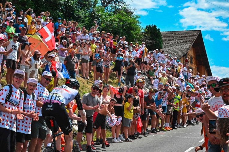 Radsport / „Saugefährlich“, aber nicht zu verhindern? Die Tour de France und ihr Fan-Chaos