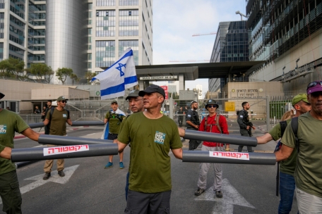 Israelische Militärreservisten blockieren den Eingang zu einem Militärstützpunkt