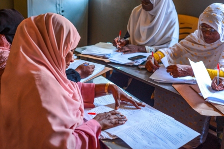 Mitarbeiterinnen des Bildungsministeriums bei der Examenskontrolle in einer Schule in Wad Madani, Hauptstadt von al-Dschazira