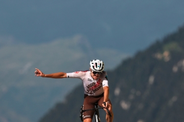 Tour de France / Vingegaard vor Gesamtsieg, Pogacar erlebt Horrortag – Gall gewinnt Etappe 17