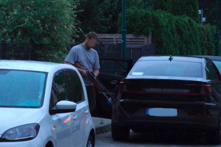 Ein Mann steht mit einem Gewehr bei der Suche nach einem freilaufenden gefährlichen Wildtier im Bereich der südlichen Landesgrenze von Berlin