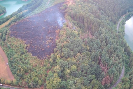 Bei einem größeren Waldbrand 2020 am Obersauer-Stausee kam von Landwirtschaftsbetrieben hilfreiche Unterstützung für die Feuerwehr