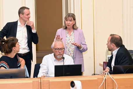 Gleich in ihrer ersten Ratssitzung ergriffen die neuen Mitglieder Nathalie Oberweis („déi Lénk“), Pascal Clement (Piraten) und Tom Weidig (ADR) (vorne v.l.n.r.) das Wort