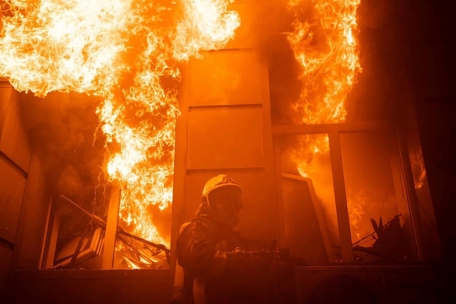 Auf diesem vom ukrainischen Katastrophenschutz zur Verfügung gestellten Bild verrichtet eine Rettungskraft in Odessa Löscharbeiten nach einem Angriff