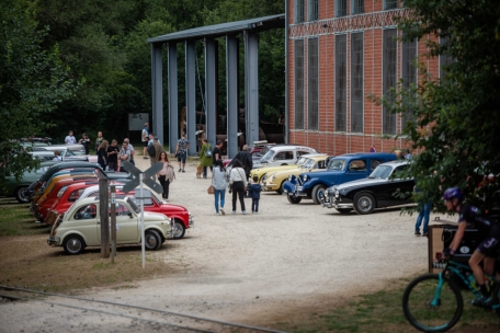 Glänzend poliert sind die historischen Modelle vor der Paul-Wurth-Halle ausgestellt