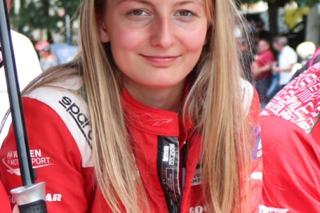 Die 19-jährige Französin hält mehr als munter mit ihren erfahreneren männlichen Gegnern mit