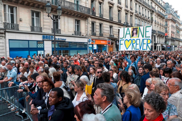 Trauerfeier / Viele Prominente und Fans nehmen Abschied von Jane Birkin in Paris