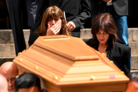 Birkins Töchter Lou Doillon (l.) und Charlotte Gainsbourg (r.) begleiten ihre Mutter auf ihrer letzten Reise