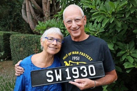 Marie-Xavier und Steven mit ihrem letzten Andenken an ihren Peugeot 201
