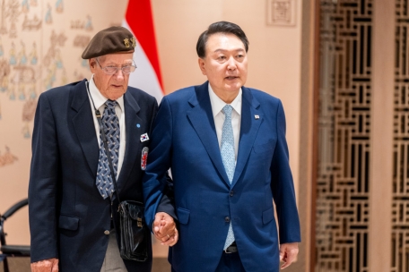 Bettel auf Südkorea-Reise / Das Bild des Tages lieferten der Präsident und der Kriegsveteran