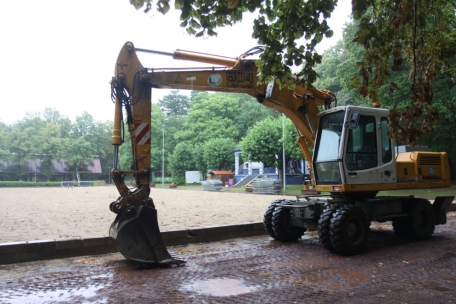 Per Bagger wurde der Sand auf die Spielfelder verteilt