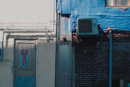 Die Künstlerin und Aktivistin siren eun young jung hat sich im Rahmen des „Dongducheon Project (2007-2009)“ mit dem Thema Sexarbeit in den Camptowns befasst. Zu sehen ist hier Fig. 15 von der Serie „The Narrow Sorrow“ (2007).