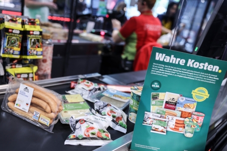 Discounter-Experiment / Wie teuer Lebensmittel eigentlich sein müssten