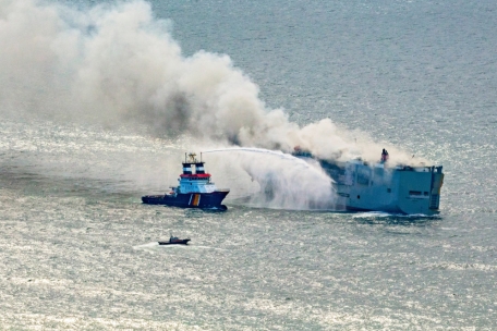 Nordsee / Wind und Rauch verhindern Transport von brennendem Frachter