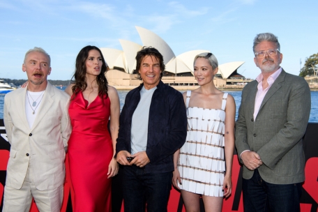 2. Juli 2023, Sydney: Die Darsteller Simon Pegg, Hayley Atwell, Tom Cruise, Pom Klementieff und Regisseur Christopher McQuarrie posieren für ein Foto während eines Medientermins zu „Mission Impossible – Dead Reckoning Part One“