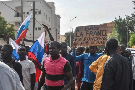 Des Nigériens manifestaient dimanche dernier avec des drapeaux russes contre la présence française au pays