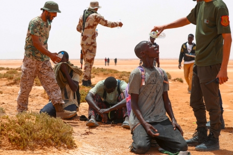 Libysche Grenzschützer helfen zwar den afrikanischen Migranten. Die sind jedoch auch dort nicht willkommen.