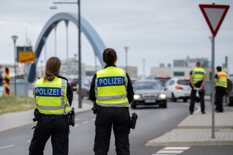 Deutschland / „Schleuser werden zunehmend brutaler“: Polizei fordert mehr Personal 