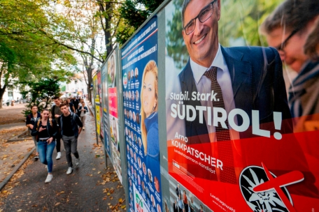 Die Partei mit dem Edelweiß-Logo gibt in Südtirol den politischen Ton an, hier bei den Landtagswahlen 2018<br />
