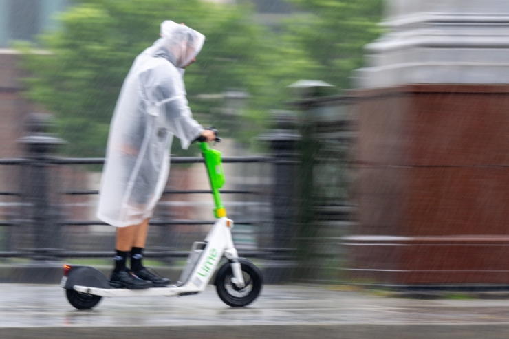 Weimerskirch / Autofahrer bringt E-Rollerfahrer zu Sturz und begeht Fahrerflucht