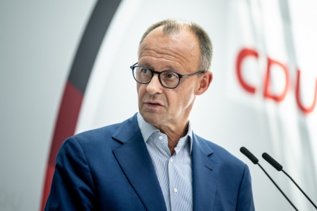 Schaut (von sich aus) nach rechts: Friedrich Merz bei einer Konferenz seiner CDU Mitte Juli