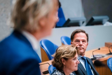 Mark Rutte (r.) beäugt den niederländischen Rechtspopulisten Geert Wilders (im Bild links, sonst rechts), im August 2022