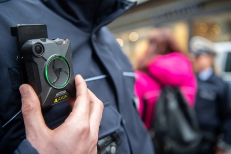 Editorial / Eindimensional: Zum Sinn und Unsinn von Bodycams