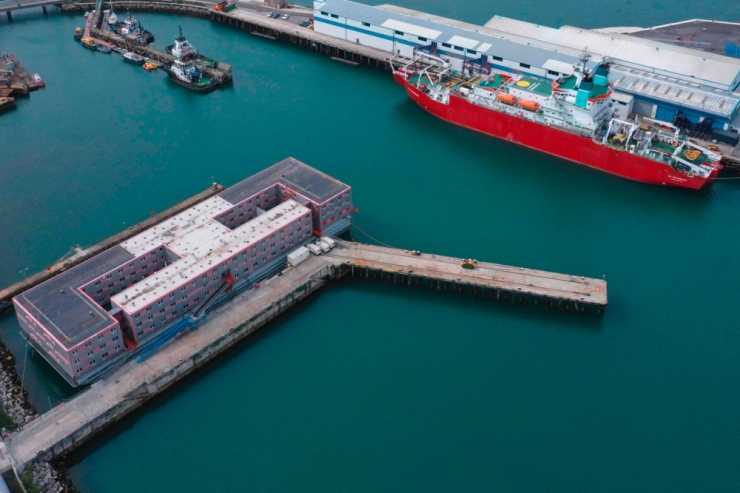 Großbritannien / Asylbewerber bewohnen einen Lastkahn in einem englischen Hafen