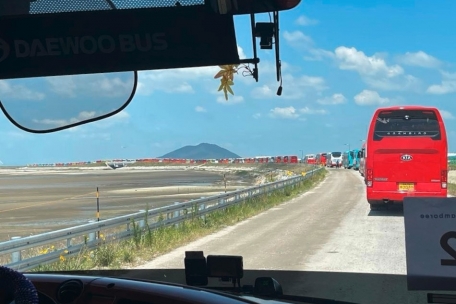 In Reisebussen ging es am Dienstag in Richtung Seoul zu den Notunterkünften