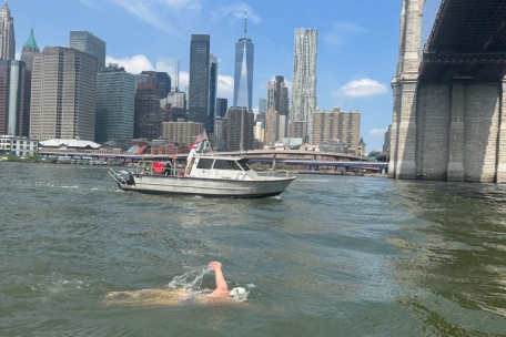 Triple Crown / Die Freiwasserkönigin: Luxemburgerin Paule Kremer umschwimmt Manhattan