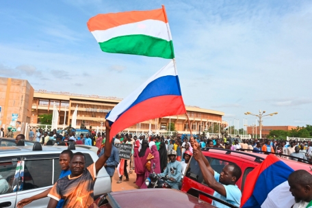 Demonstranten, die russische Fahnen schwenken, sind keine Seltenheit im Niger