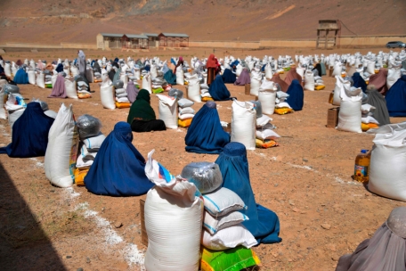 In Burka gekleidete afghanische Frauen erhalten am 10. August 2023 in Kandahar Lebensmittel von ausländischen Hilfsorganisationen
