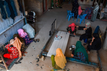 Afghanische Frauen weben Teppiche in einer Einrichtung in Mazar-i-Sharif am 10. August 2023.