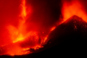 Italien / Ätna spuckt Lava und Asche – Flughafen Catania vorerst geschlossen