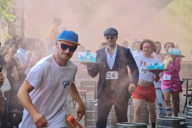 Stilvoll mit Serviertablett / Ein Rennen, bei dem Laufen verboten ist: Erstes „Waiter’s Hill Race“ in Luxemburg-Stadt