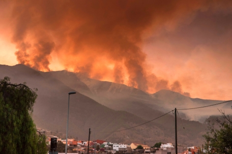 Teneriffa / 30 Kilometer breite Feuerfront auf der Ferieninsel