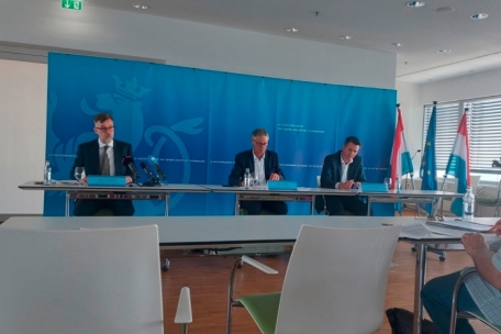 Wirtschaftsminister Franz Fayot, Wohnungsbauminister Henri Kox und Mittelstandsminister Lex Delles während der Pressekonfernz zum Maßnahmenkatalog